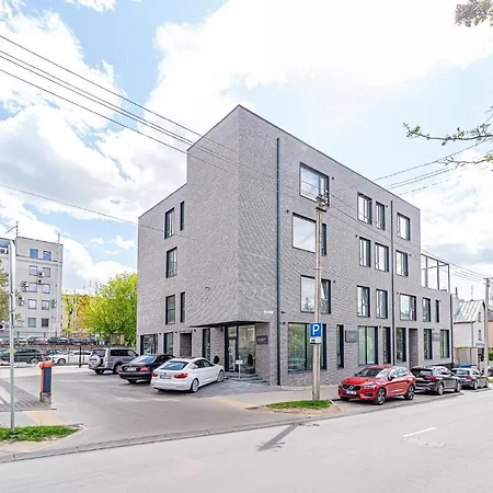 Moon With Dedicated Parking & Ac Apartment